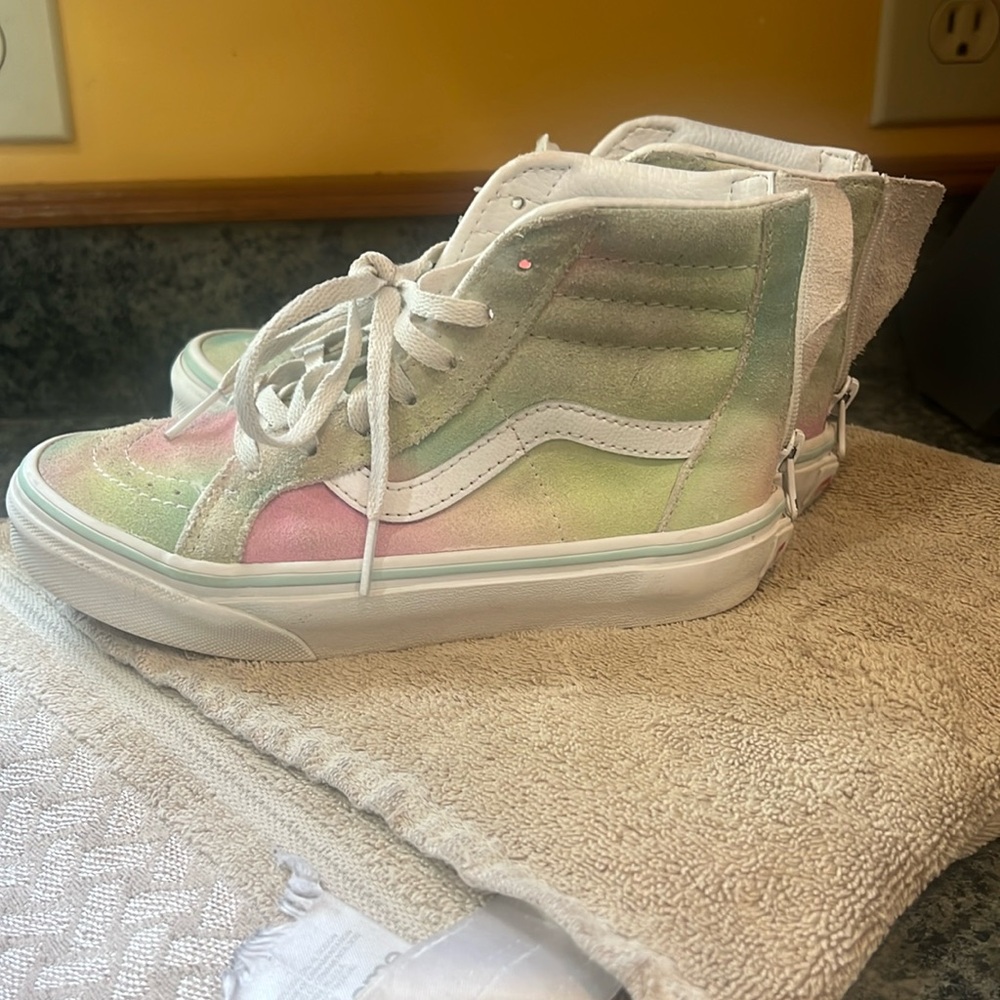 Vans Sherbet Rainbow Sk8 Suede Hightop Lace-up Zip back sneaker. EUC US 1.